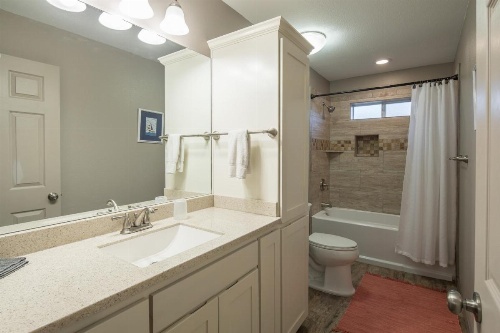 Duke'S Horseshoe House image 6