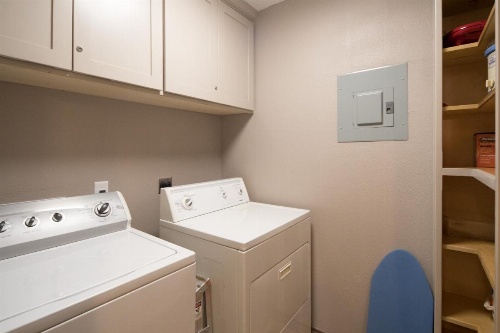 Duke'S Horseshoe House image 9